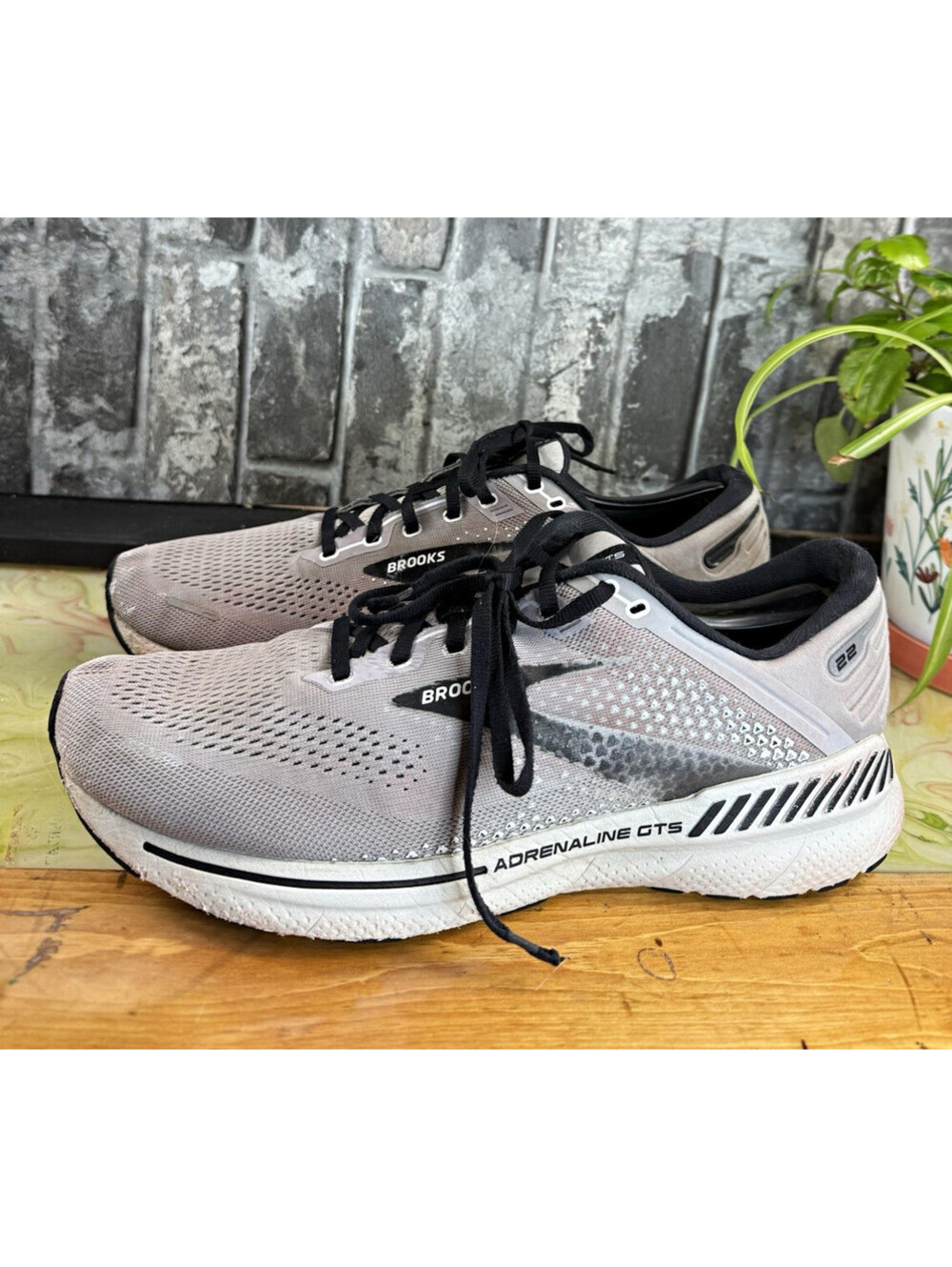 Brooks Adrenaline GTS Gray/Black/White Low Top Lace-Up Men's Sneaker 1103651D012
